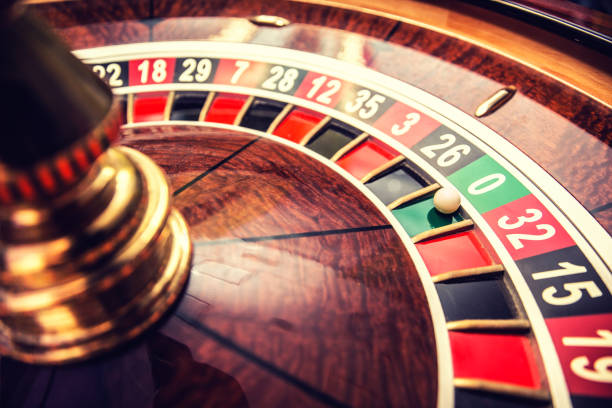 roulette-rad in casino mit ball auf grüne position null. - casino stock-fotos und bilder