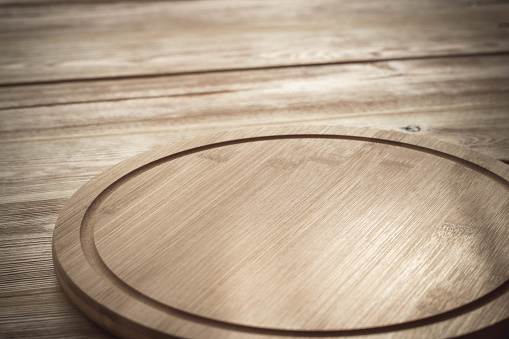 ビンテージ スタイルの木製のテーブル背景に丸い竹カッティング ボード 屋内のストックフォトや画像を多数ご用意 Istock