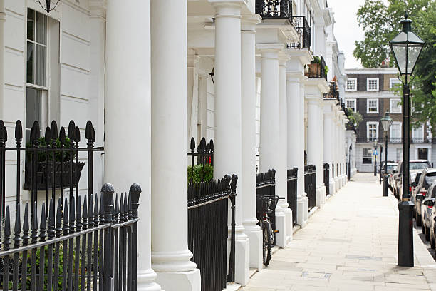 row of beautiful white edwardian houses in london - chelsea stockfoto's en -beelden
