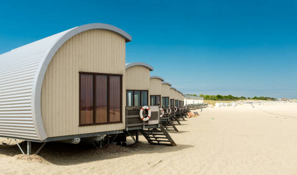 rij van vakantiehuizen op het strand van zeeland - nederland strand stockfoto's en -beelden