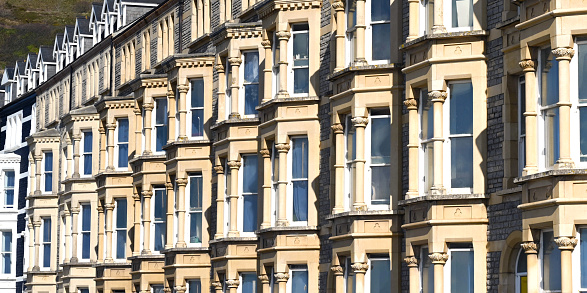 アベリストウィスの海辺にあるテラスハウスの列 - ストックフォト・写真素材...