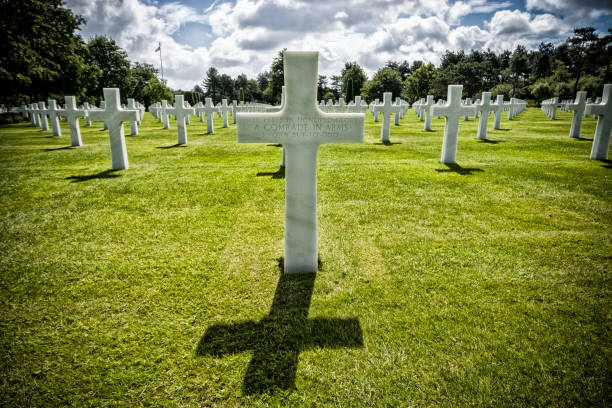 rzędy białych krzyży na amerykańskim cmentarzu ii wojny światowej, colleville-sur-mer, omaha beach, normandia, francja - colleville zdjęcia i obrazy z banku zdjęć