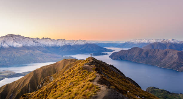 Roy peak trekking Feeling small in the face of nature of Roy peak new zealand stock pictures, royalty-free photos & images