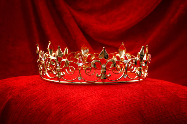 royalty, monarch kroning of leiderschap conceptuele idee met koning gouden kroon met juwelen op rood fluweel kussen - koningschap stockfoto's en -beelden
