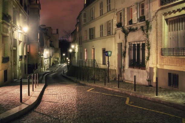 rue cortot at night - paris night imagens e fotografias de stock