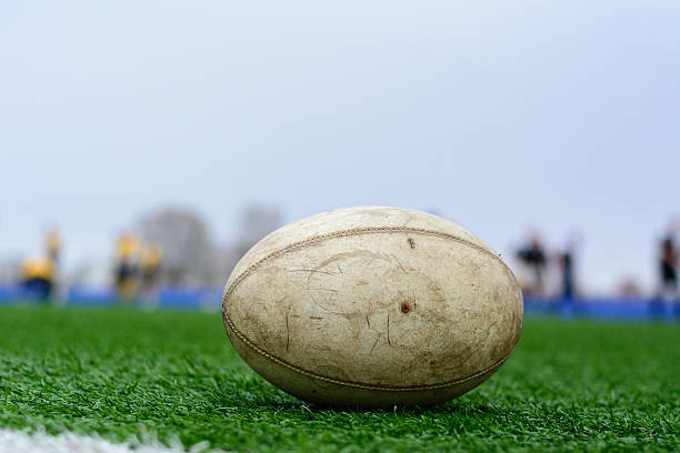 ballon de rugby - terrain de rugby photos et images de collection