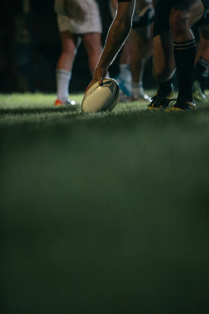 touché le ballon de rugby - terrain de rugby photos et images de collection