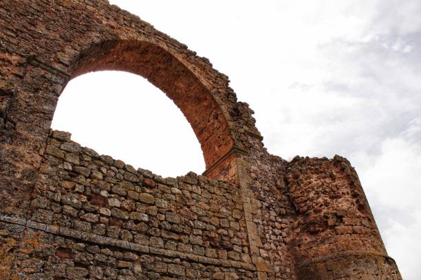 rovine nella montagna del vecchio acquedotto di alcaraz, albacete - alcaraz foto e immagini stock