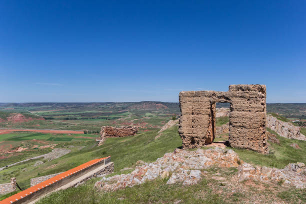 ruinas del castillo histórico de alcaraz - alcaraz fotografías e imágenes de stock