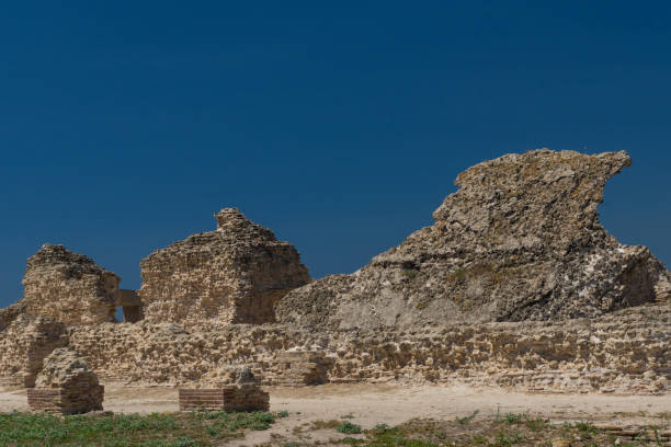 rovine del tetto e delle mura di un bagno romano - roma cagliari foto e immagini stock