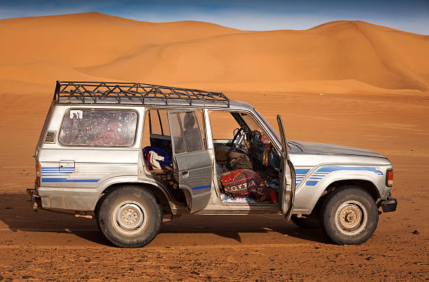run down 4x4 in libyan desert - front view old jeep stockfoto's en -beelden