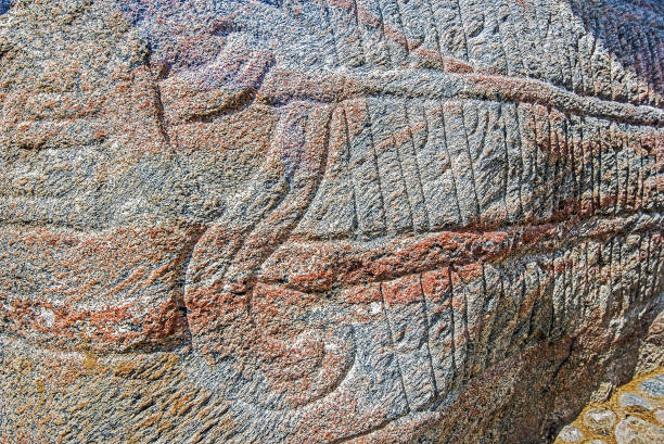 inscriptions runiques sur la pierre d’haralds dans le site historique viking du village de jelling au danemark. le monument fait à la mémoire du roi gorms et la reine thyrve. - vejle photos et images de collection