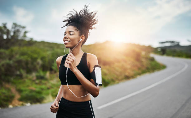 berlari menuju gaya hidup yang lebih sehat dan lebih bahagia - rambut hitam alami potret stok, foto, & gambar bebas royalti