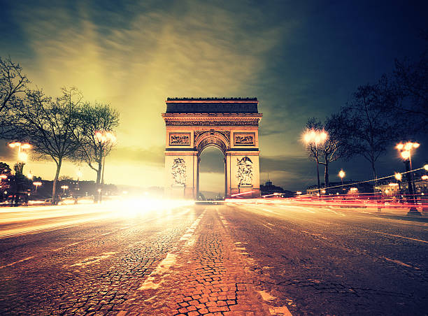 hora do rush no arco do triunfo em paris - paris night imagens e fotografias de stock