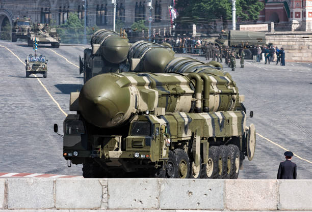 российские ядерные ракеты «тополь-м» на военном параде, москва - russian army стоковые фото и изображения