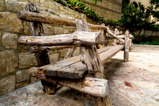 聖安東尼奧德克薩斯州市中心公共公園的古色古香的長凳 - has san hawkins 個照片及圖片檔