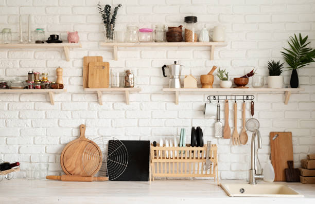 rustiek keukeninterieur met witte bakstenen muur en witte houten planken - keukengereedschap stockfoto's en -beelden