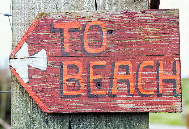 rustic 'to beach' sign - strandbordjes stockfoto's en -beelden