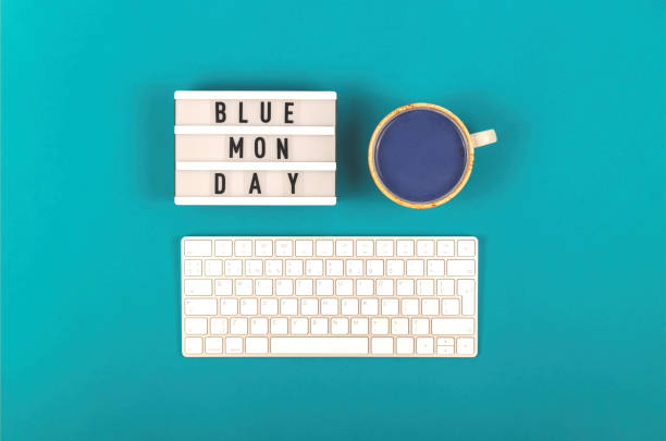 грустный синий понедельник надписи на синем рабочем месте - blue monday стоковые фото и изображения