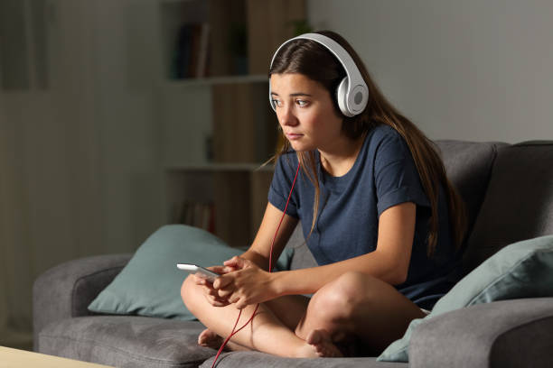 remaja sedih mendengarkan musik sendirian di rumah - sad sing potret stok, foto, & gambar bebas royalti