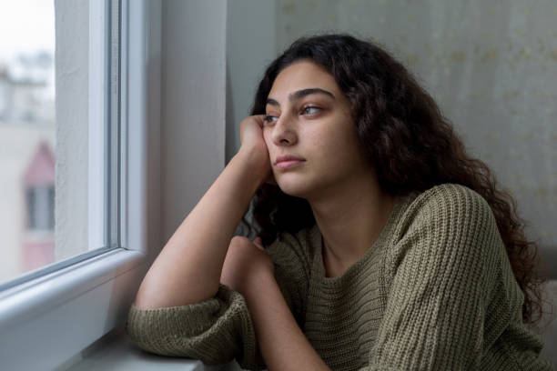 triest ongelukkig tiener meisje - depressie verdriet stockfoto's en -beelden