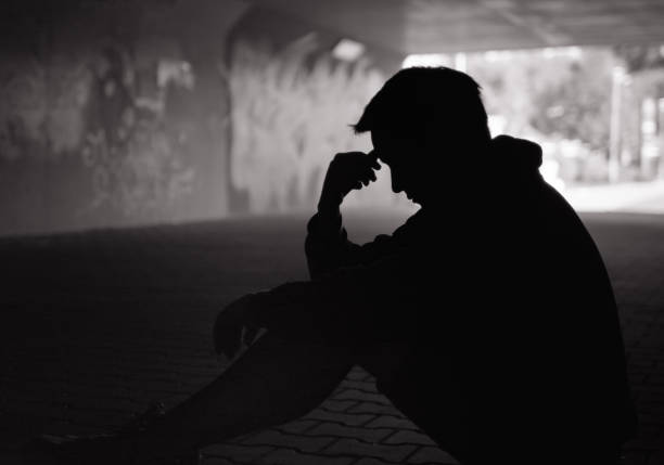 trieste jonge man op straat - depressie verdriet stockfoto's en -beelden