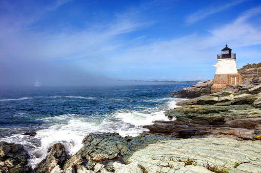 https www istockphoto com tr foto c4 9fraf yelkenli bir sis tabakas c4 b1 aras c4 b1nda gelen castle hill deniz feneri gm868740016 144768885