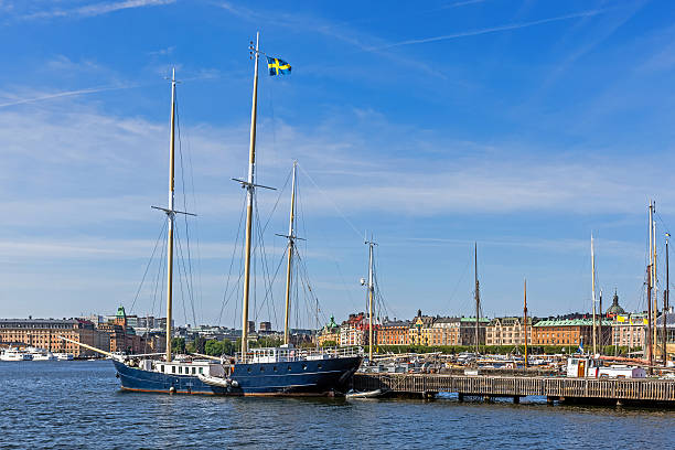 segelboot vertäut vor dem vasa-museum - vasa museum stock-fotos und bilder