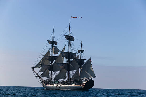vela nave da guerra silhouette - caravella portoghese foto e immagini stock