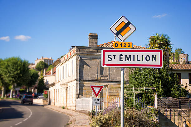 saint-emilion roadsign, bordeaux, france - panneau village photos et images de collection
