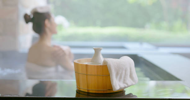 sake and hot spring bath - hot bath 個照片及圖片檔