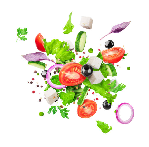 les ingrédients de salade volent isolés sur un fond blanc. une alimentation saine - légume volant photos et images de collection