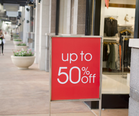 Sale Sign Outside Fashion Retail Store In Shopping Mall-foton och fler bilder på Affär - iStock