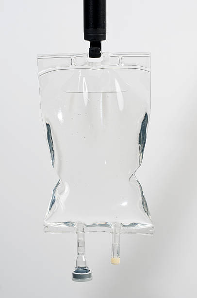 физиологический раствор сумка - капельница для внутривенного вливания стоковые фото и изображения