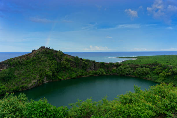 соленое озеро и радуга к северу от нгазиджи - коморские острова - comoros стоковые фото и изображения