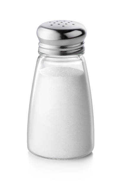 zout shaker op witte achtergrond - zout stockfoto's en -beelden