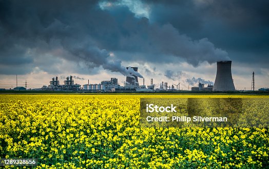 istock Saltend Petro Chemical plant and power station, Saltend, Hull, Humberside, England, Britain 1289328556