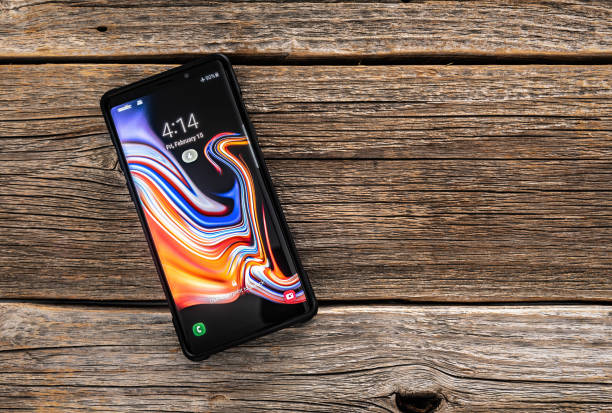 samsung galaxy note 9 smartphone auf einem hölzernen hintergrund entwickelt und vermarktet von samsung electronics. - cyborg stock-fotos und bilder
