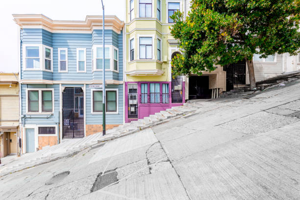 San Francisco urban scene, California, USA Classic urban scene of historic colorful buildings along one of San Francisco's steepest streets near Telegraph Hill residential area district on a beautiful sunny day in summer, SF, California, USA hill stock pictures, royalty-free photos & images