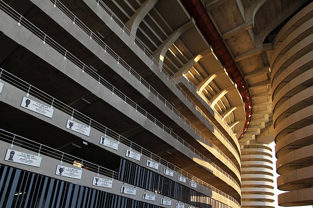 Stadion San Siro Milan, Italia - 25 Januari 2014 : Bagian luar Stadion San Siro.  Ini adalah stadion kandang dari AC Milan dan FC Internazionale Milano.  Stadion ini memiliki kapasitas 81.277 kursi.  Serie A stok gambar, foto & gambar bebas royalti