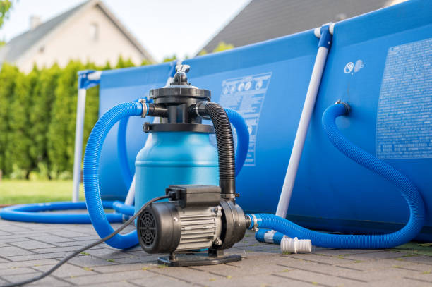 Sand filter system next to a pool in your own garden Swimming pool cleaning system filtration stock pictures, royalty-free photos & images