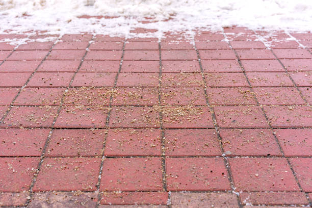 soluzione di sale di sabbia e soda sul marciapiede primo-up - de winter foto e immagini stock