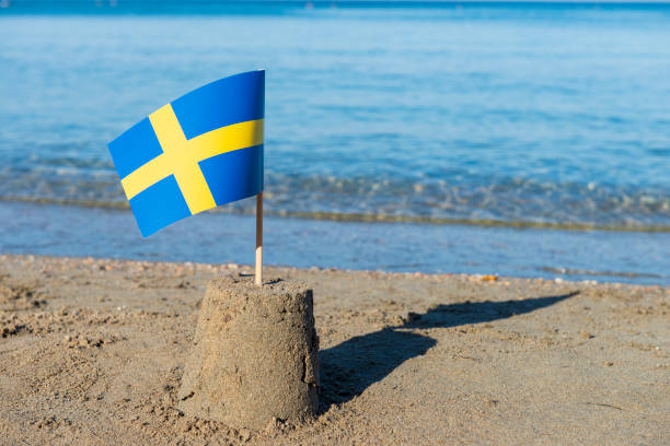 sands lott med svensk flagga - badstrand sommar sverige bildbanksfoton och bilder