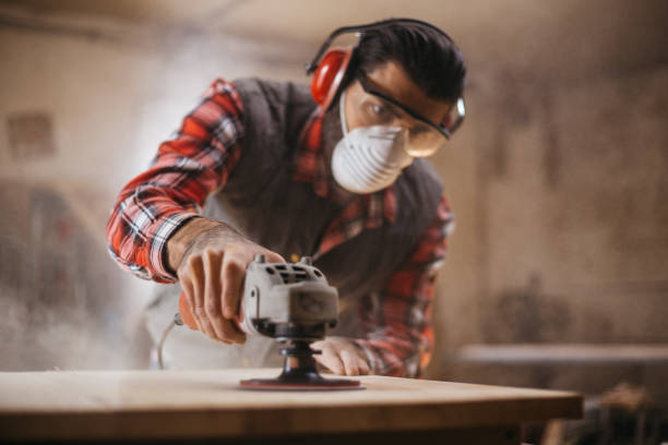 Sander in action Carpenter cutting plank by circular saw in him workshop Syndets stock pictures, royalty-free photos & images