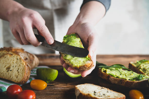 sandwiches koken - avocado stockfoto's en -beelden