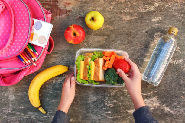 샌드위치, 과일 및 야채 식품 상자에서 오래 된 나무 배경에 배낭. 아이가 학교에서 식사의 개념입니다. 최고의 볼 수 있습니다. 플랫이 하다. - 점심 뉴스 사진 이미지