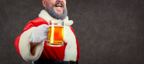 santa claus con una taza de cerveza en la mano en navidad. - mano agarrando botella de cerveza y taza fotografías e imágenes de stock