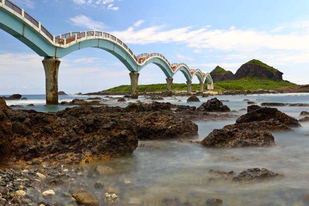 Sanxiantai Arch Bridge The eight-arched bridge in Sanxiantai, Sanxiantai Arch Bridge The eight-arched bridge in Sanxiantai, located at Taitung, eastern Taiwan king kong monster stock pictures, royalty-free photos & images