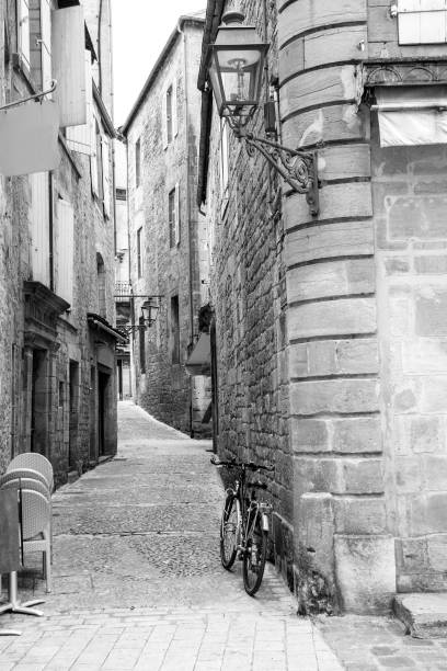 Sarlat Narrow black and white alley. Dordogne. New Aquitaine Shooting in natural light at zoom 18/135, 200 iso, f 7.1, 1/80 second aquitaine photos stock pictures, royalty-free photos & images