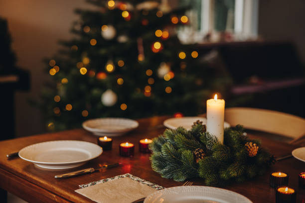skandinavisches haus für weihnachten abend abendessen dekoriert - adventskranz stock-fotos und bilder